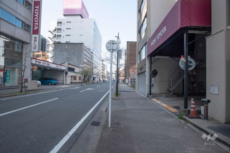 敷地西側の前面道路（南側から）