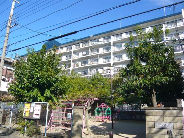 外観（南側からみる）　公園に隣接しています