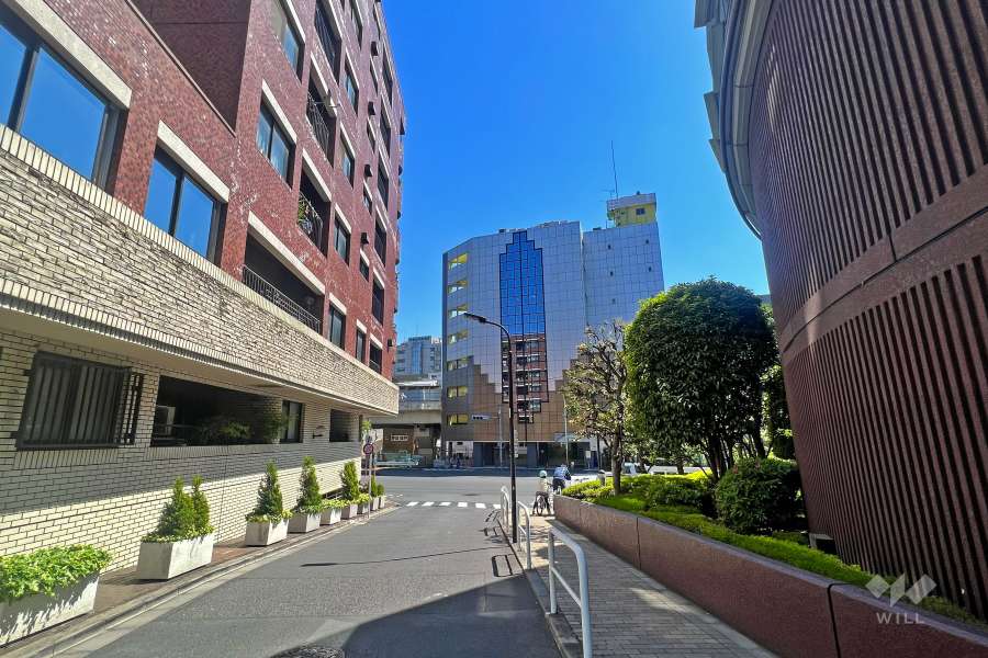 敷地南側は、明治通りや首都高速2号線が走っています。