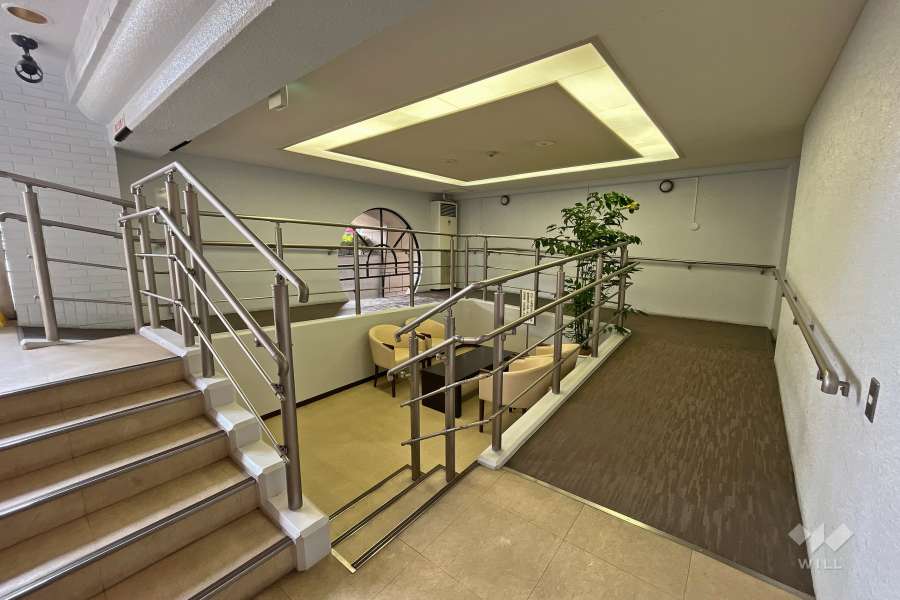 エントランス内はスロープ付きです。