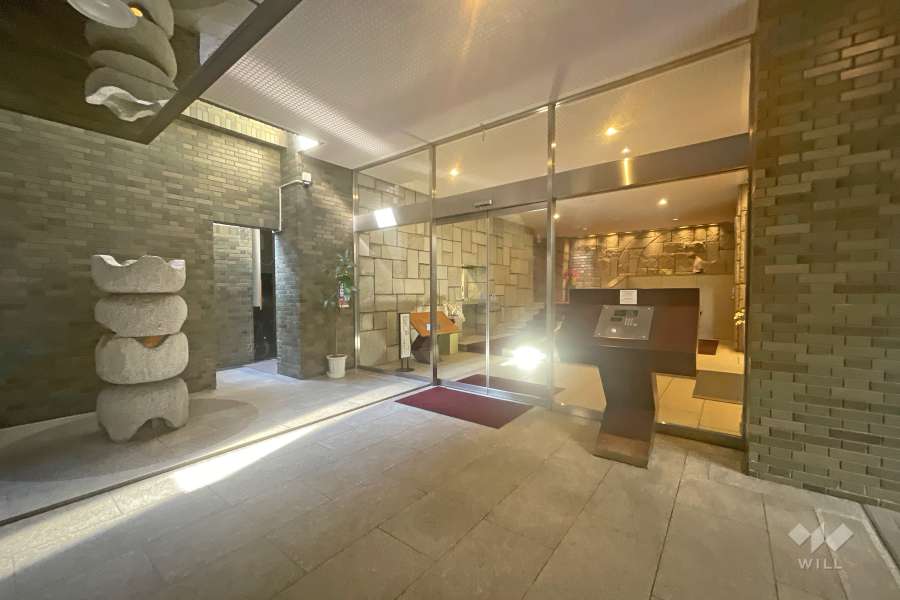 エントランスはオートロック付きです。