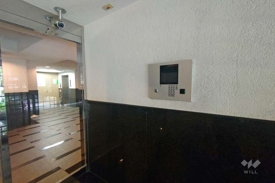 エントランスはオートロック付きです。