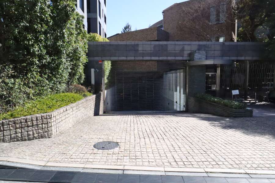 駐車場の出入り口（リングシャッター付き）