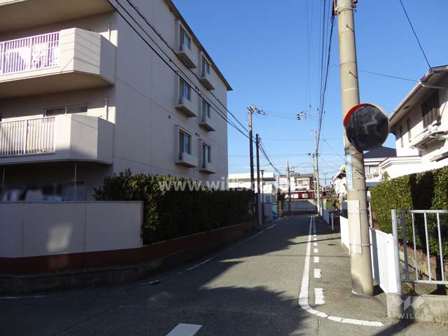 敷地東側の前面道路。周辺は区画の整った静かな住宅地です。