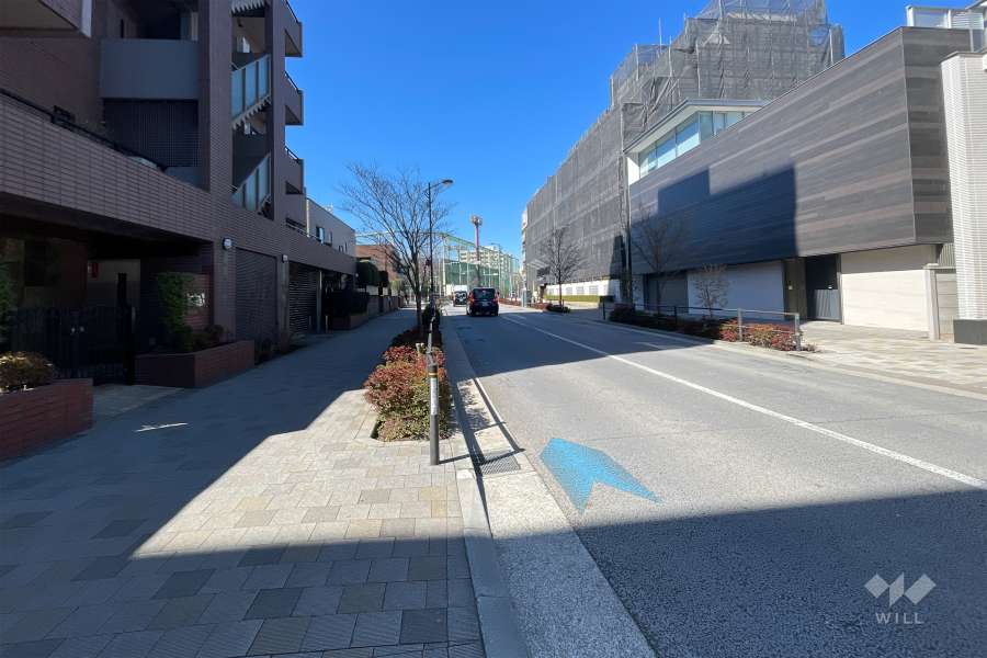 敷地北側の前面道路（東側から）