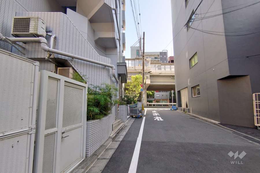 敷地西側の前面道路