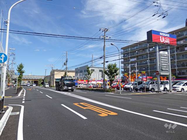 敷地の約30m西側を4車線の通り（県道）が走っています。