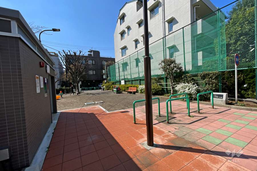 敷地に隣接する三田綱町児童遊園