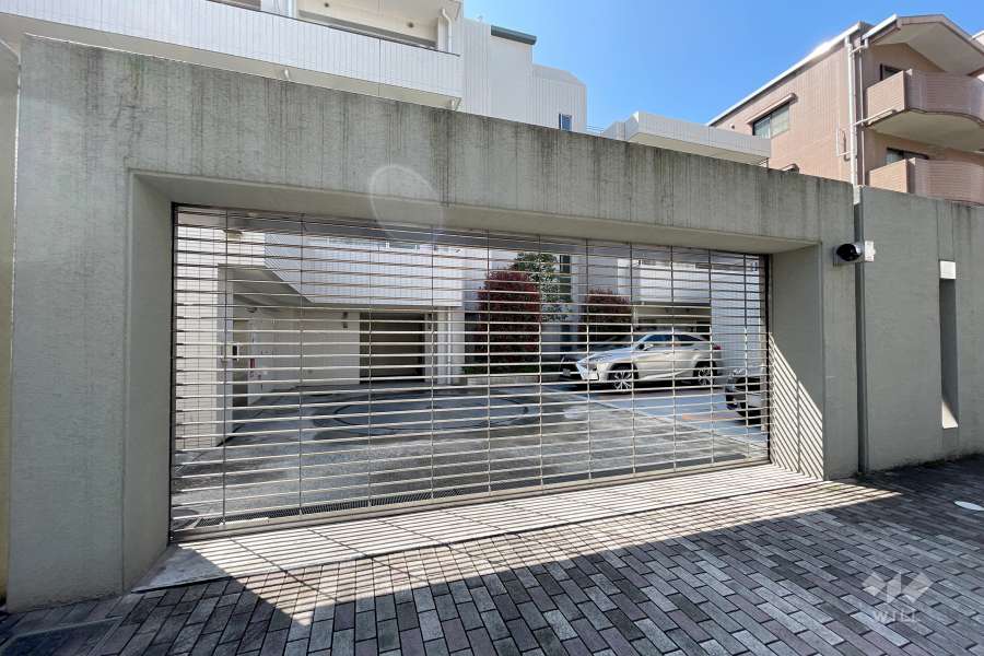 駐車場の出入り口（リングシャッター付き）