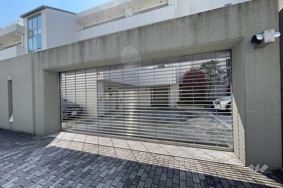 駐車場の出入り口（リングシャッター付き）