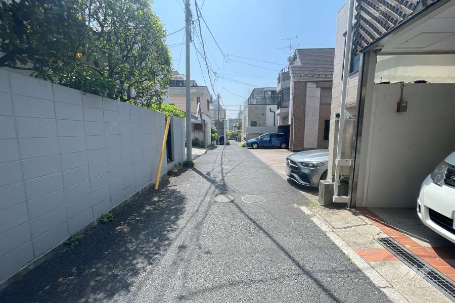 敷地北側の前面道路