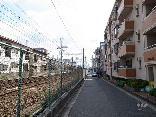 敷地北側の前面道路。道を挟んで阪急神戸線が走っています。