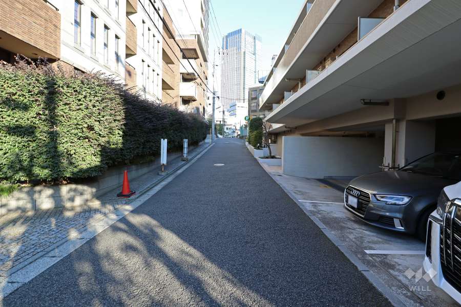 敷地北側の前面道路（西側から）