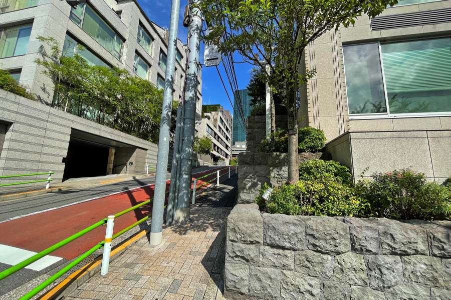 敷地の北東側の前面道路