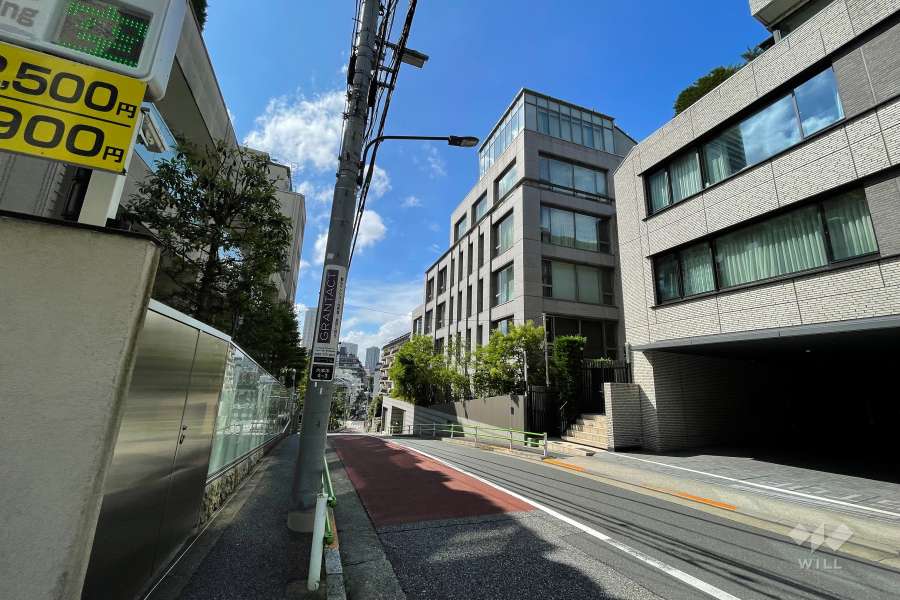 敷地の北東側の前面道路