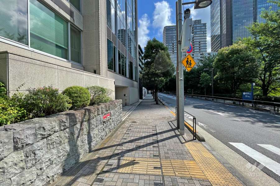 敷地の北西側の前面道路