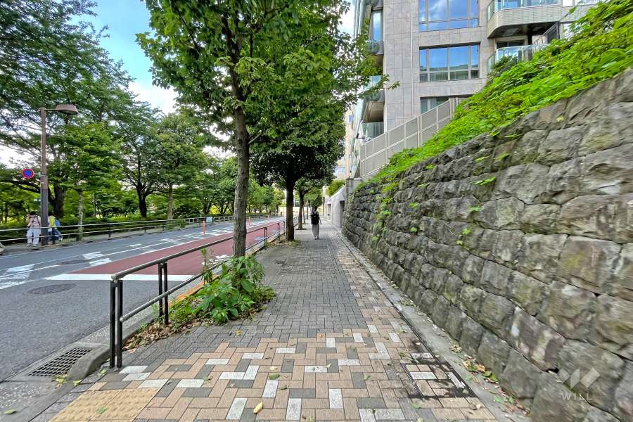 敷地の北西側の前面道路