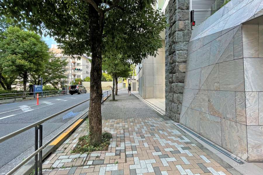 敷地の北西側の前面道路