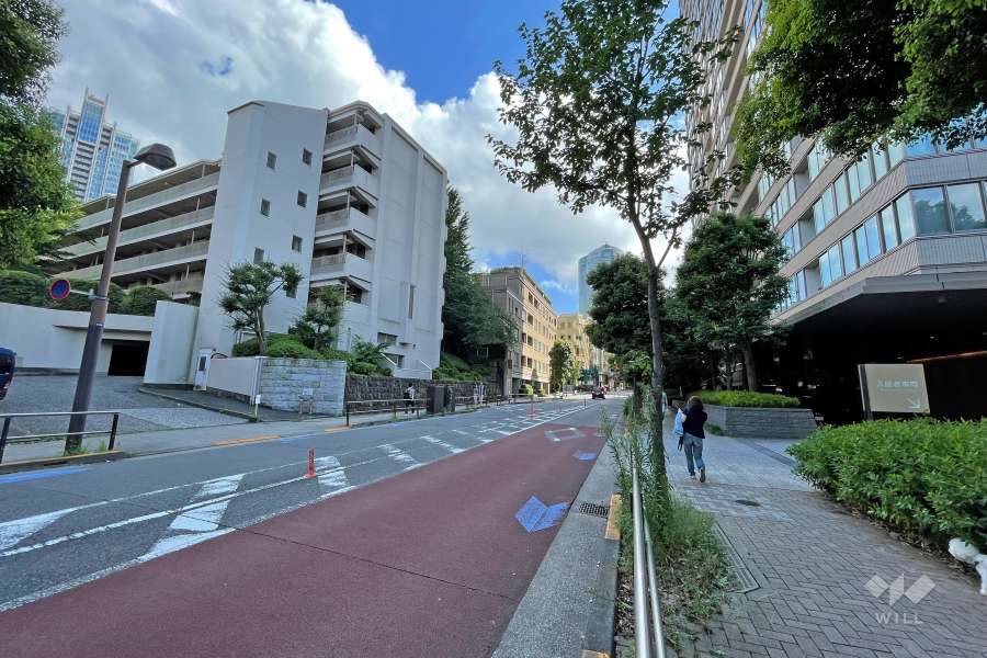 周辺は住宅の他、店舗や事務所、檜町公園、ホテルなどが混在する街です。
