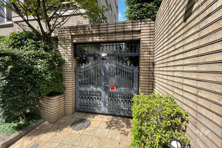 裏側のエントランス