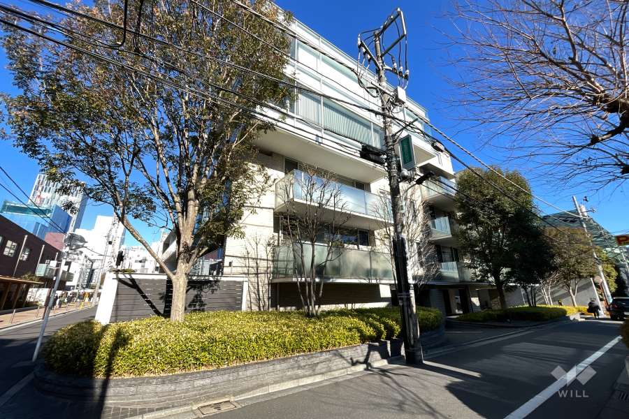 プラウド南青山の外観（南東側から）