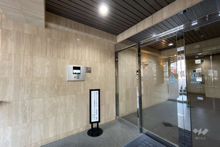 エントランスはオートロック付きです。