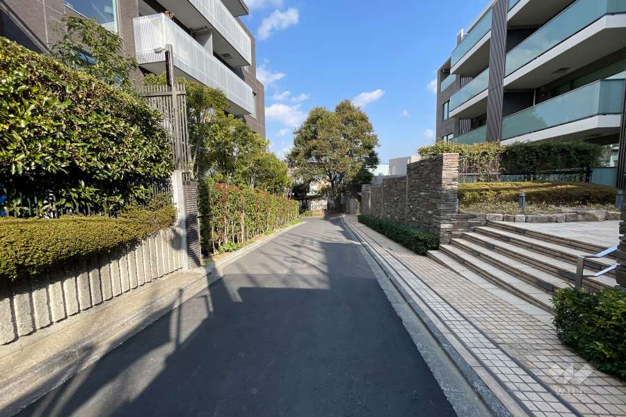 敷地北側の前面道路