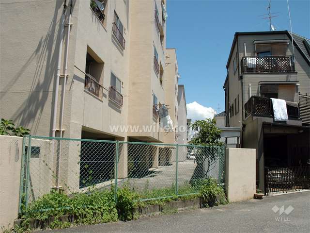 敷地の南側は一戸建てが建ち並ぶ住宅地。