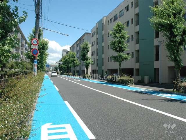 敷地北側は2車線のバス通りです。