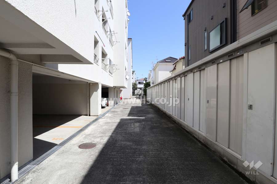 敷地南側部分に各住戸一戸ずつの倉庫があります。