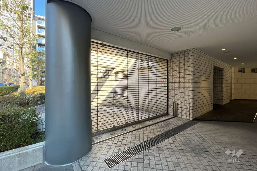 駐車場入り口（リングシャッター付き）