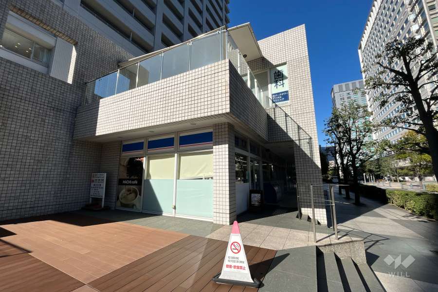 1階部分にコンビニなどが入っています。