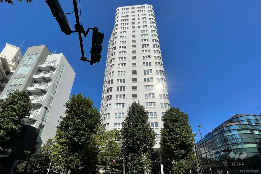 青山ザタワーの外観（西側から）