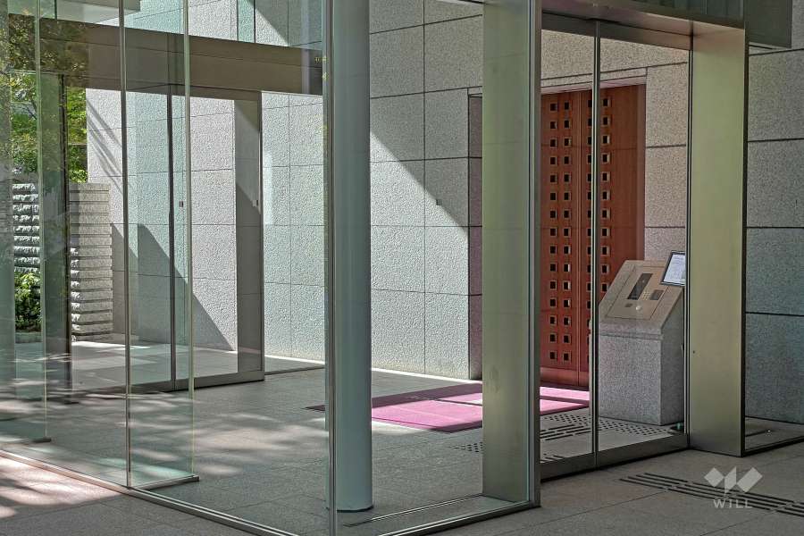 エントランスはオートロック付きです。