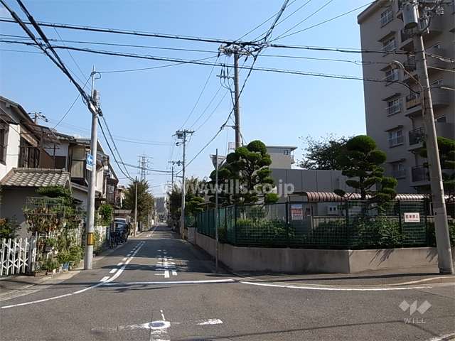 敷地北側の前面道路。周辺は区画の整った住宅地です。