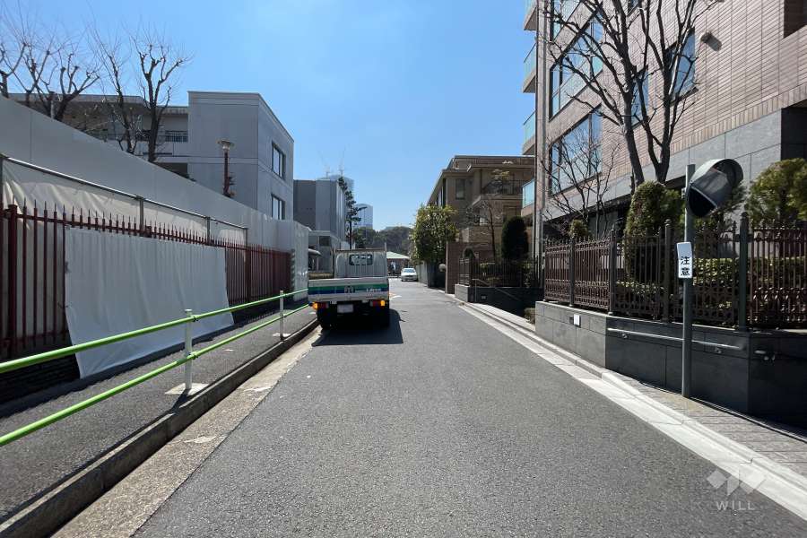 敷地東側の前面道路（北側から）