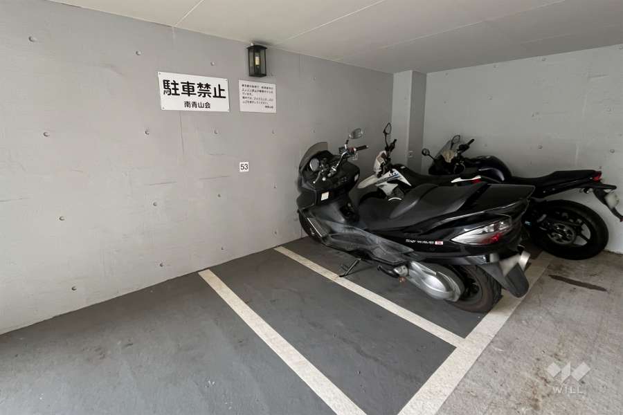 屋内に設けられたバイク置き場