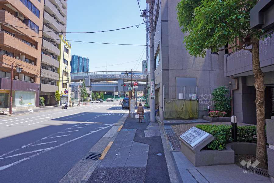 敷地北側の前面道路（西側から）