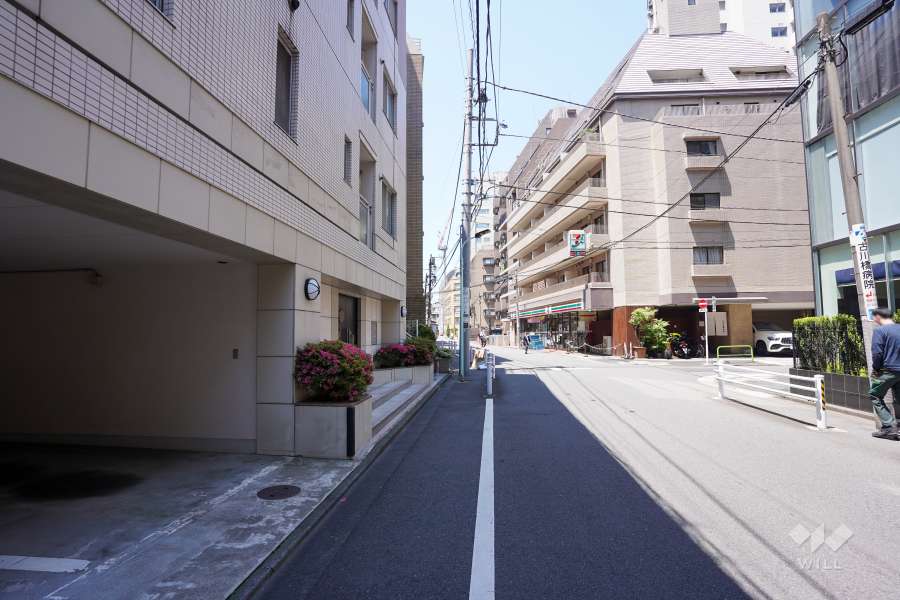 敷地北側の前面道路（東側から）