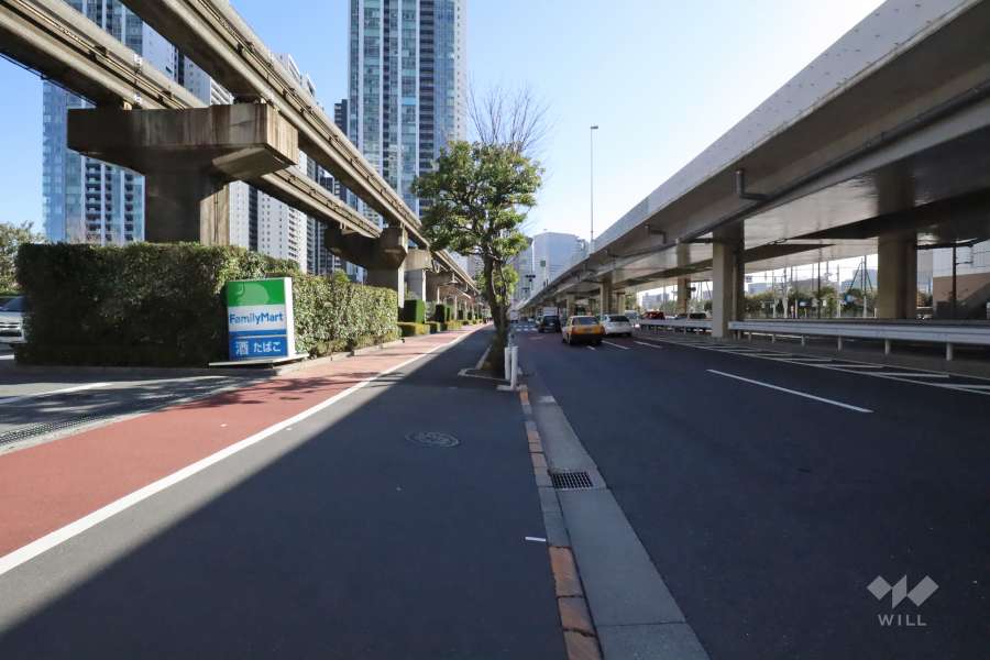 敷地西側の前面道路　