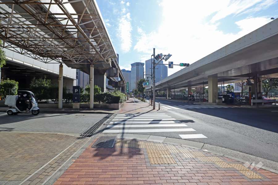 敷地西側の前面道路（北側から）