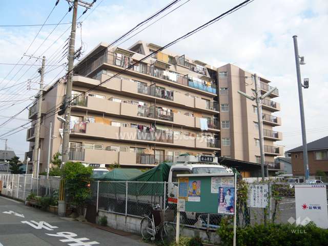 ハイツ塚口南の外観（北西側から）　敷地の南と北の両面が接道しています。