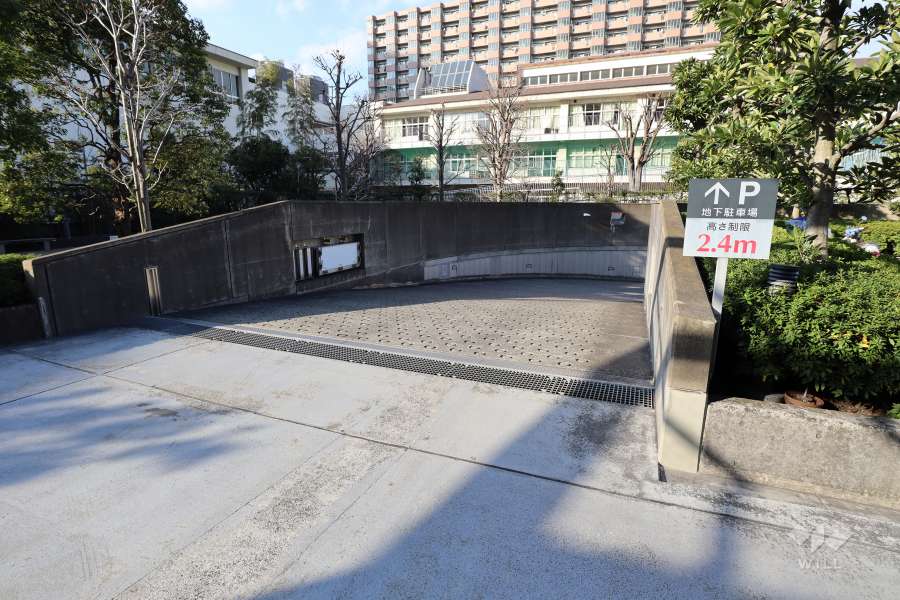 地階にある駐車場へのアプローチ