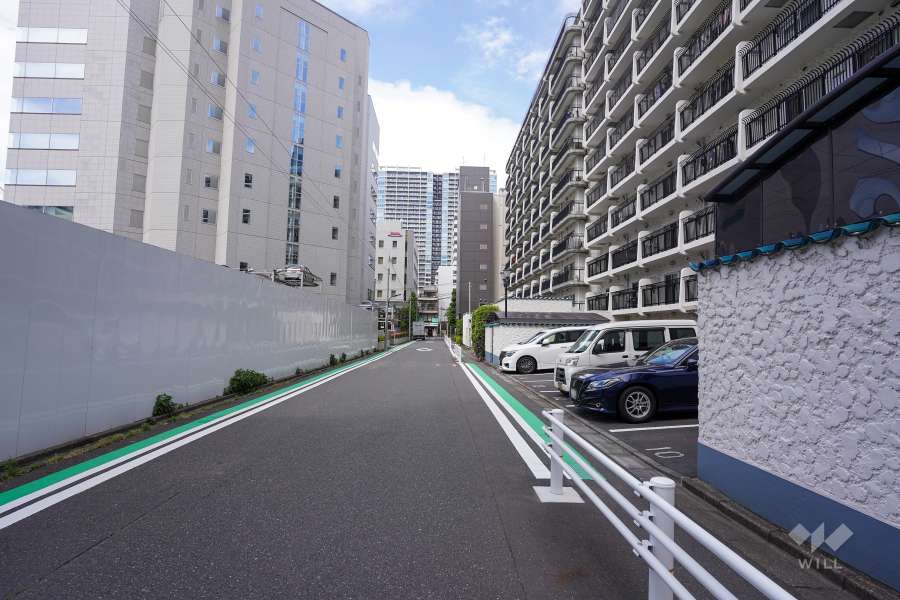 敷地西側の前面道路