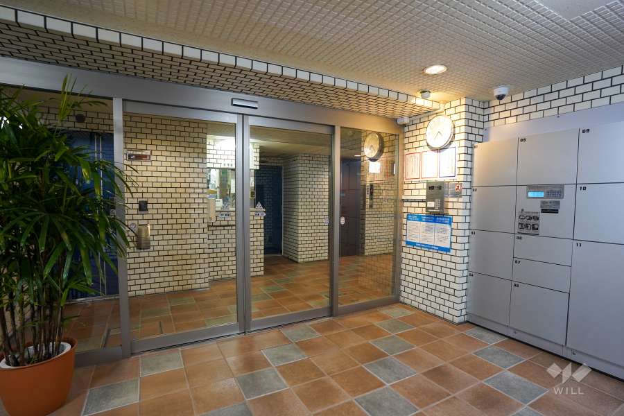 エントランスはオートロック付きです。