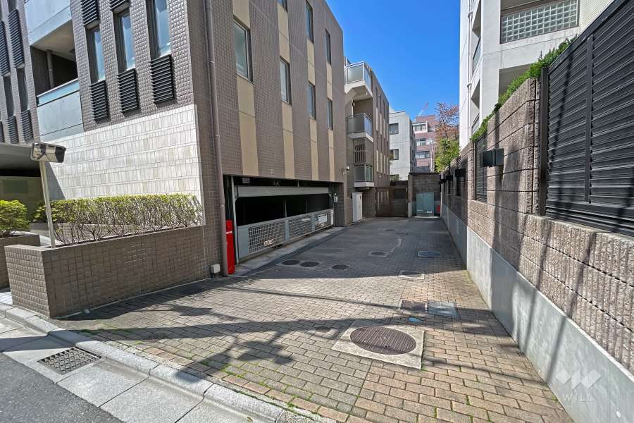 敷地内駐車場（屋内機械式）の入り口