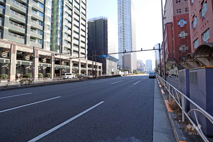 敷地西側の前面道路