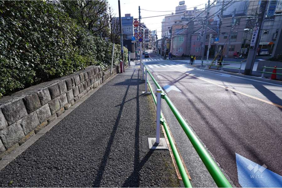 敷地西側の前面道路
