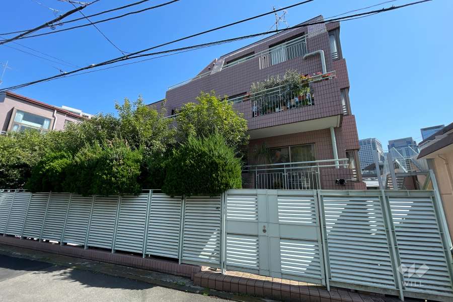 高輪四丁目パークマンションの外観（南西側から)