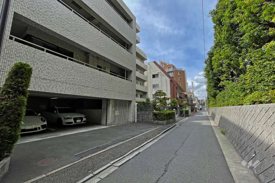 敷地の北側前面道路（東側から）